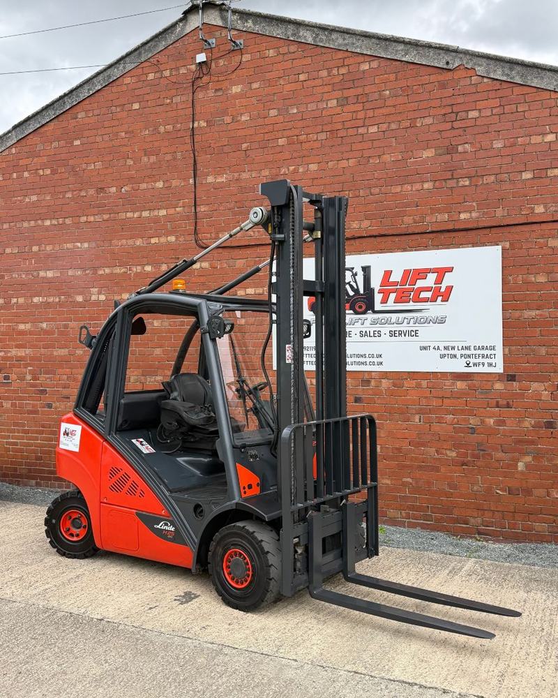 Linde H25 diesel forklift with full weather cab for outdoor yard work